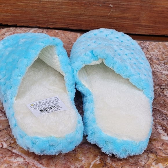 Women's Slippers Sz 5-6 - Picture 3 of 7